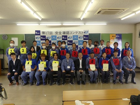 片山社長（最前列左から5人目）、ロジスティクス・ネットワークの沼田常務（右隣）と選手ら