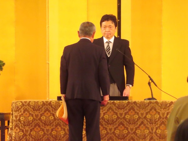 水嶋事務次官から元小豆島貨物運輸代表取締役の田村氏に勲記を伝達