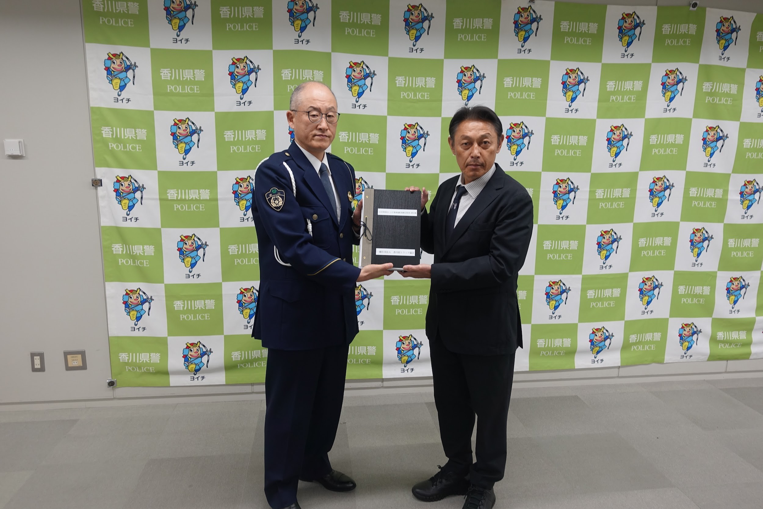 井口交通部長㊧に署名簿を手渡す松本副会長