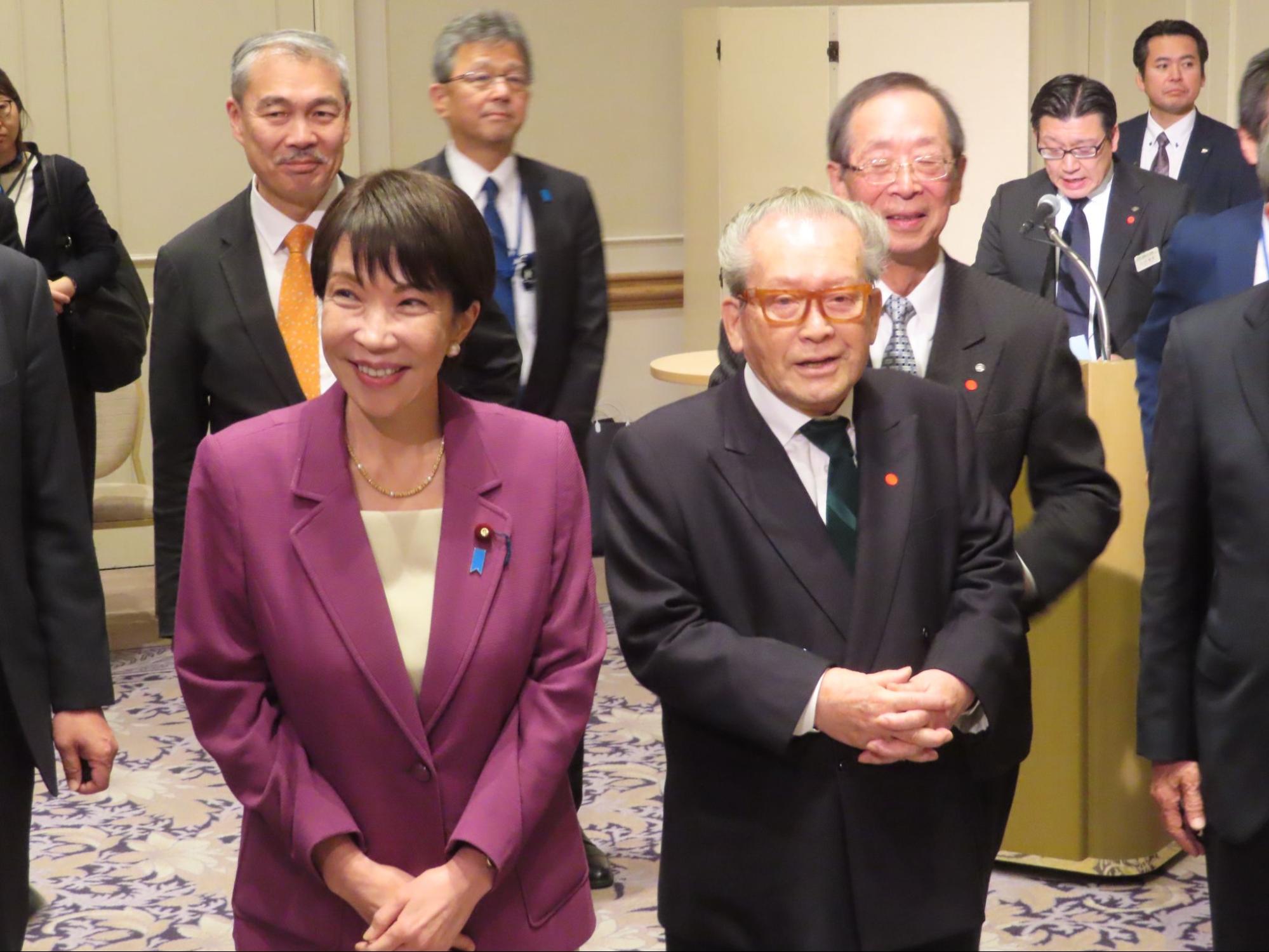 自民総裁選で軽油の暫定税率廃止をいち早く約束した高市（最前列左）は現役首相として初めてトラック業界の懇親パーティーに参加（右は全ト協の坂本）