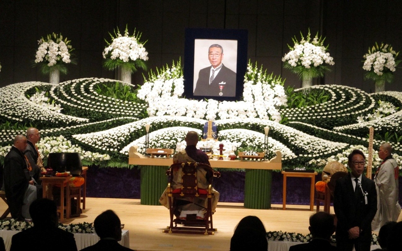 謝辞を述べる太宰社長（右端手前）