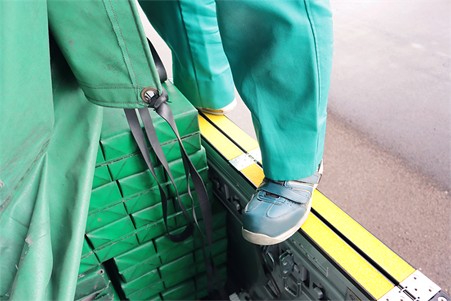 平車荷台用折り畳み式足場「アオリステッパー」