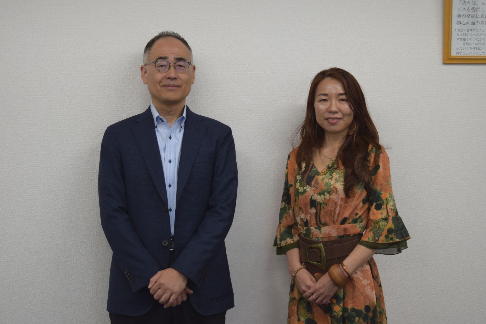 小林社長㊧と営業部販売促進課の高木氏