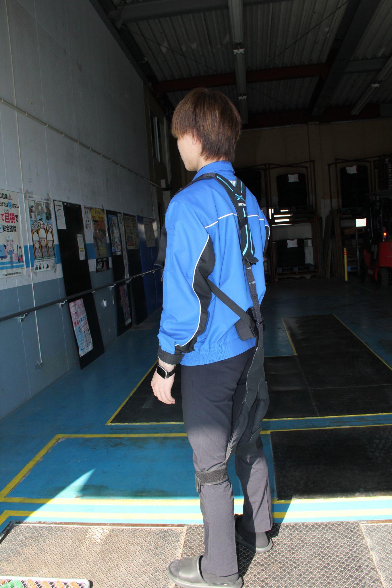 腰の負担軽減を図るアシストスーツを2年前に導入