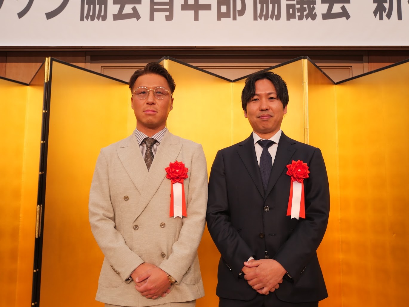 新社長の井上氏㊧と亀田氏