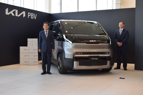 Kia　PV5カーゴとKia　Corporationのキム・サンデ副社長㊧、Kia　PBVジャパンの田島靖也社長