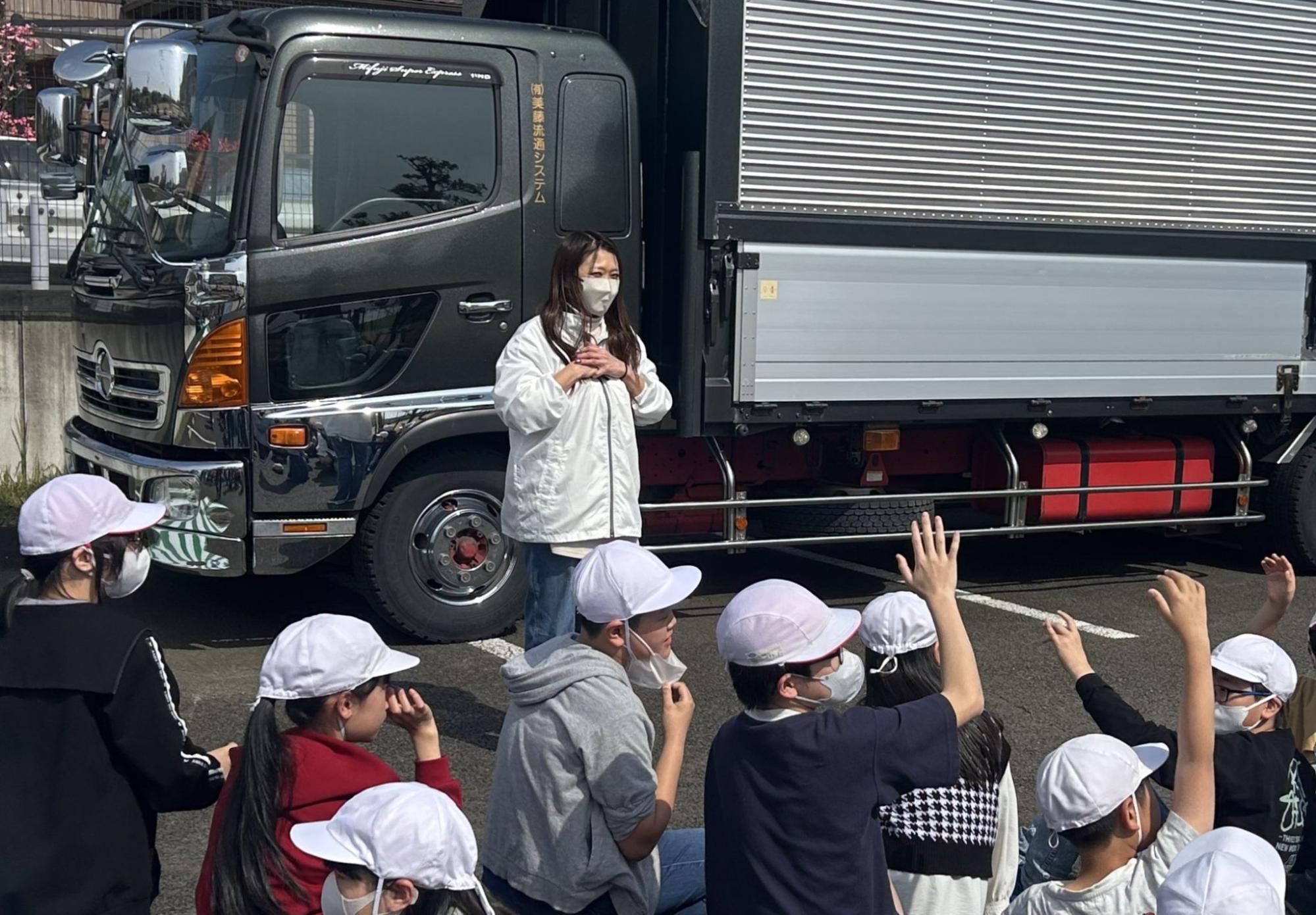 女性部会の須藤部会長が教師役を務める（4月28日）