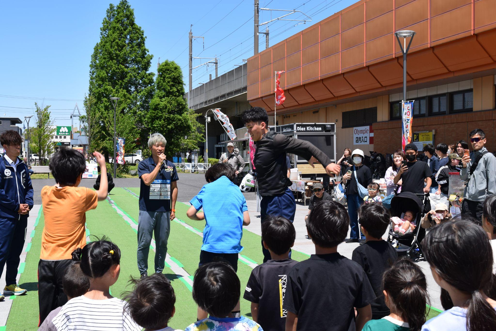 陸上系ユーチューバーのケンちゃんと共に、ももの上げ方や腕の振り方など、正しい走り方を指導