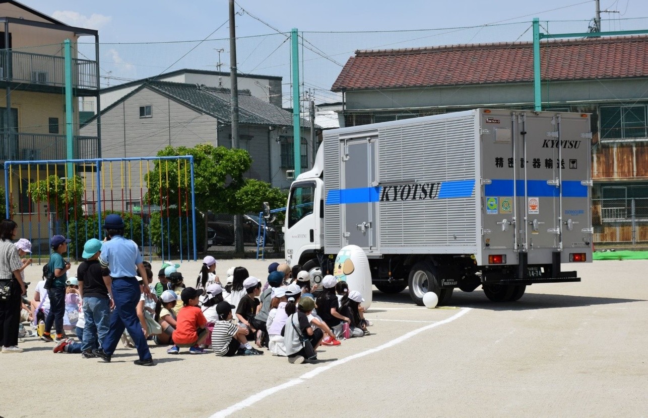 風船を割ってトラックの内輪差を実演