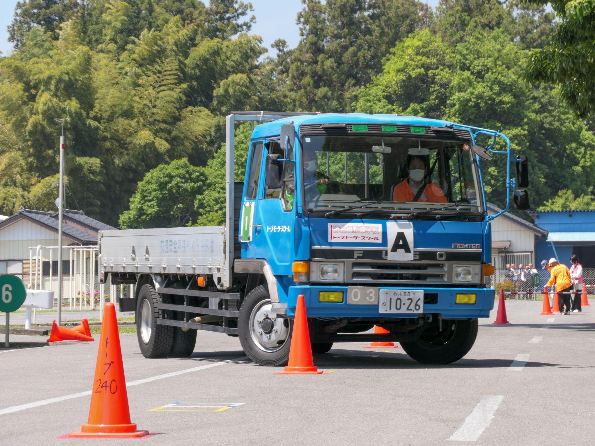 慎重な運転でスラローム走行に挑む選手