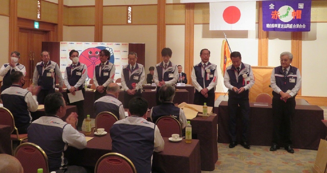 倉坂理事長（右端）をはじめ理事7人、監事2人の執行部で臨む
