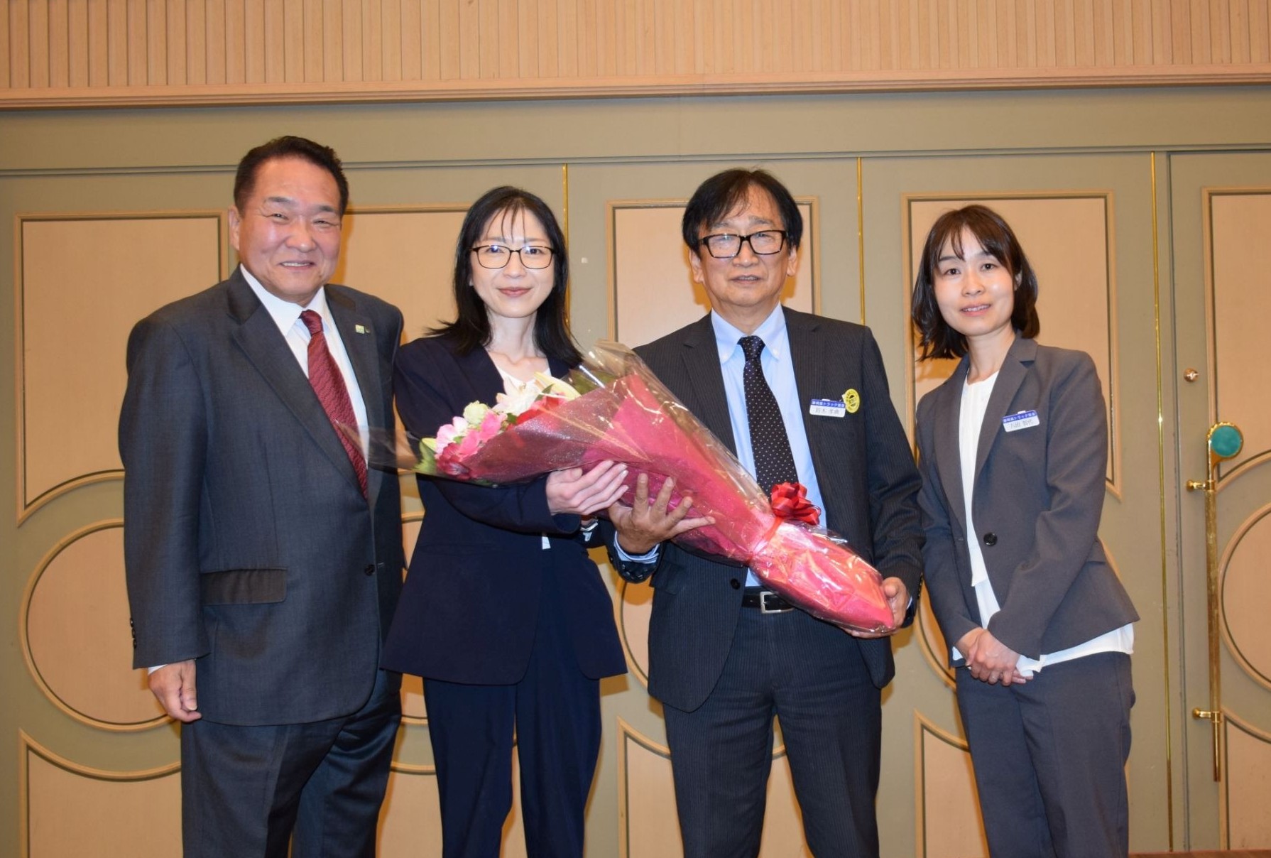 （左から）伊藤支部長、椿新事務長、鈴木事務長、事務員の八田氏
