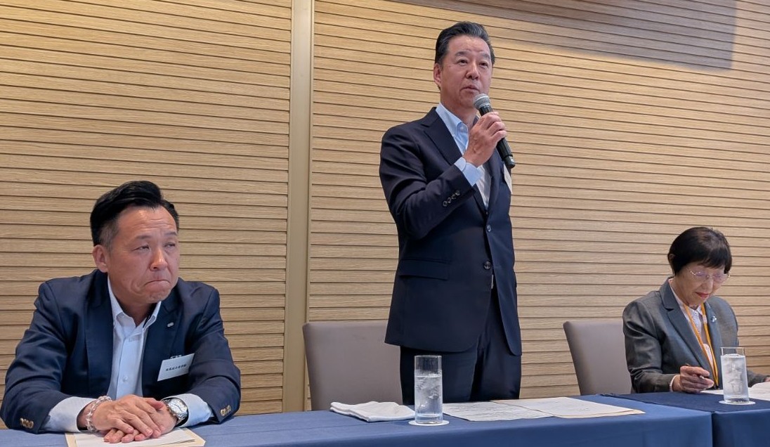 あいさつする塚本支部長、塩塚敬副支部長（左隣）、井石八千代副支部長