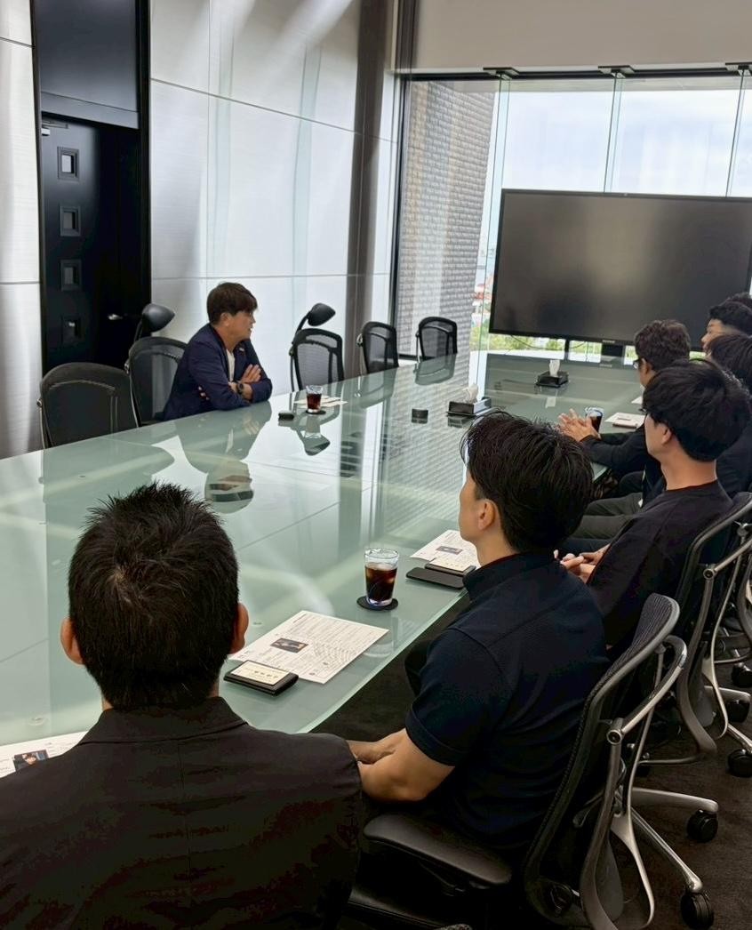 シンバHDの安里会長（奥左）からマネジメント術を学ぶ（青運会提供）