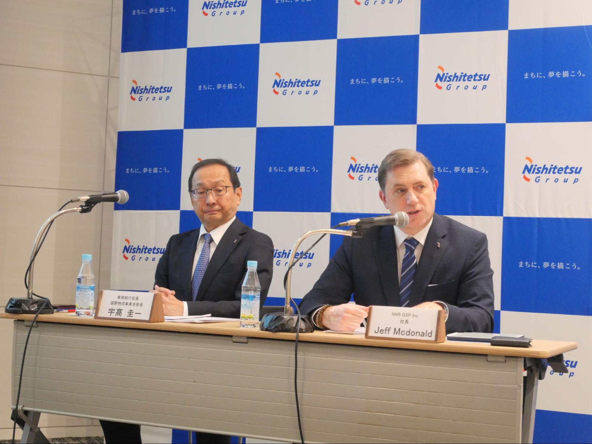 今後の事業戦略などを説明する宇髙・専務執行役員兼国際物流事業本部長㊧とNNR　GSPのマクドナルド社長