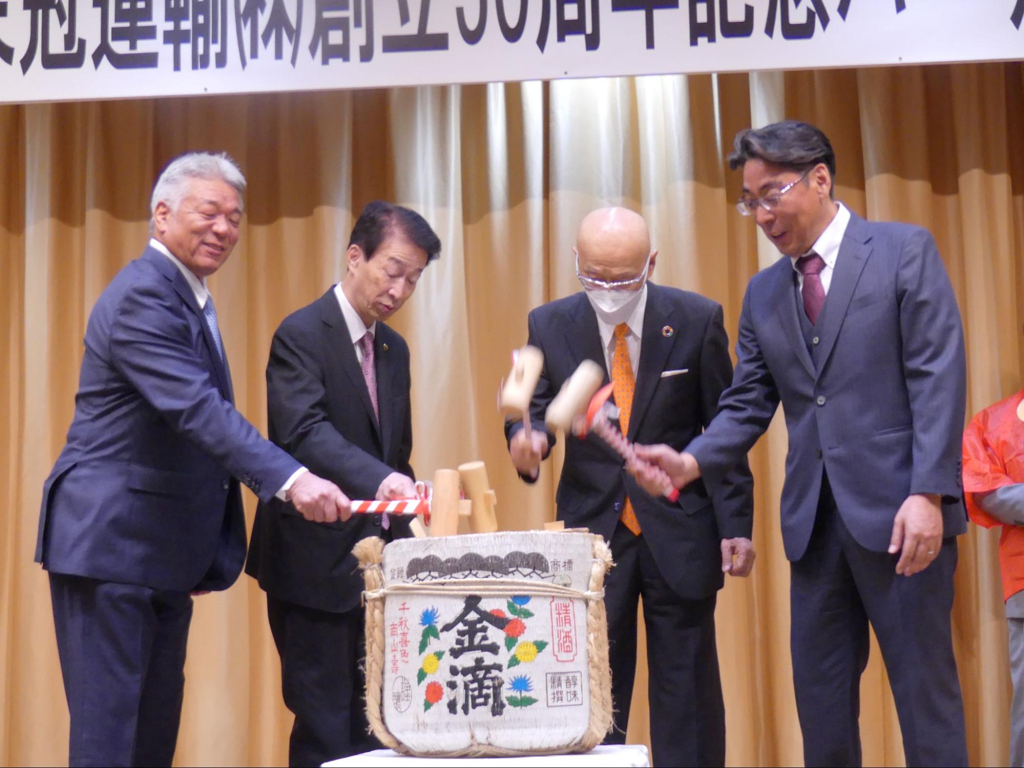 鏡開きを行う伊藤社長（右端）ら