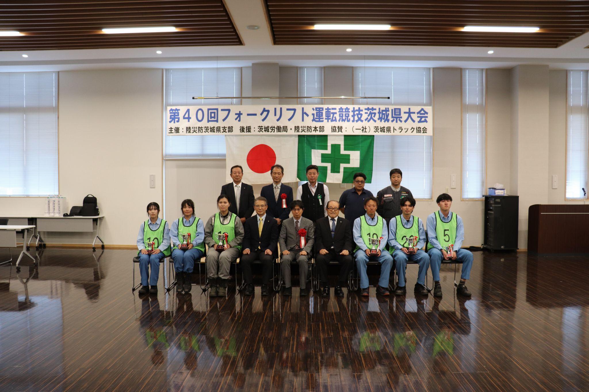 前列に並ぶ一般部門と女性部門の3位までの入賞者ら
