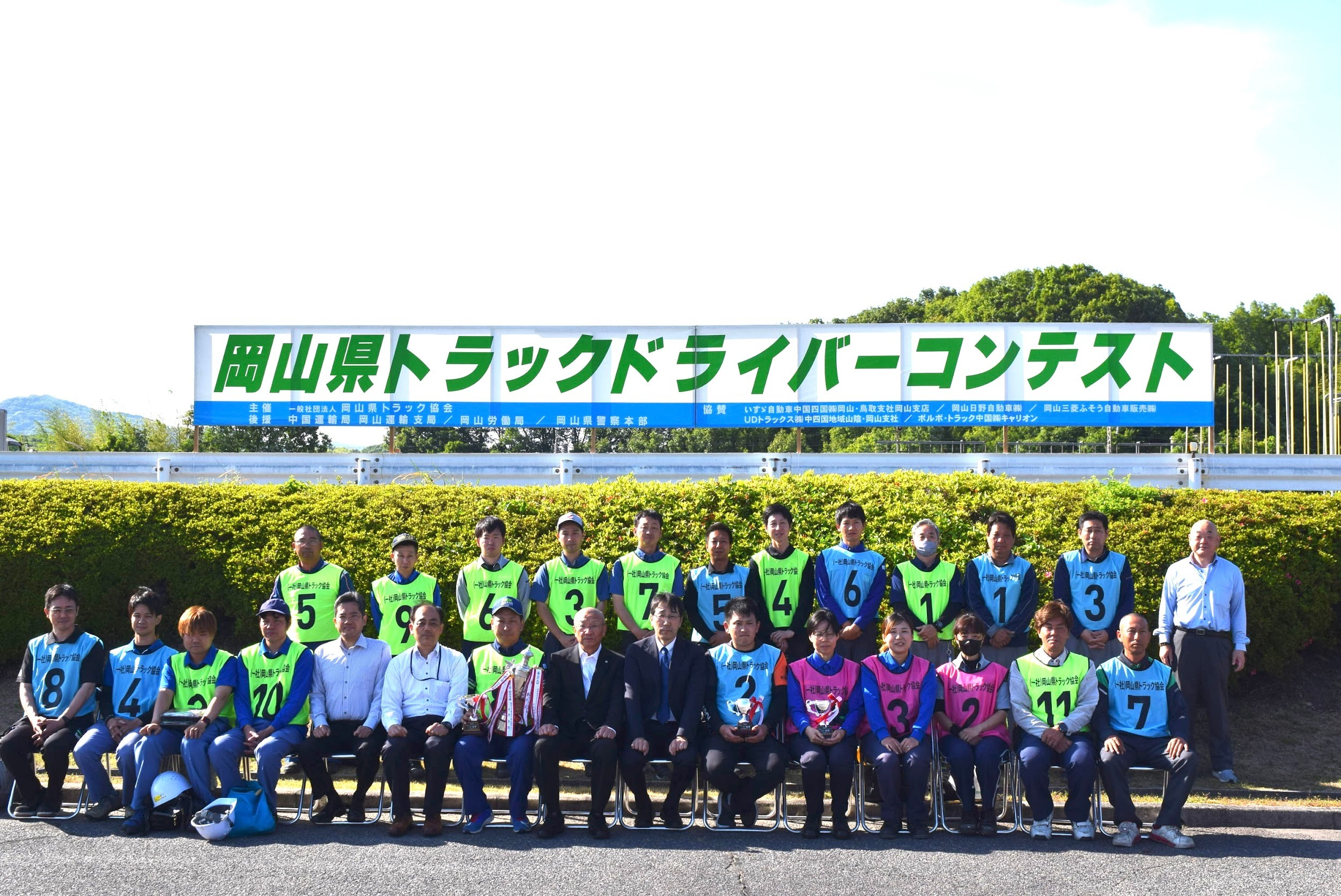 安東副会長（前列中央）、総合優勝した多田選手（左隣）ら