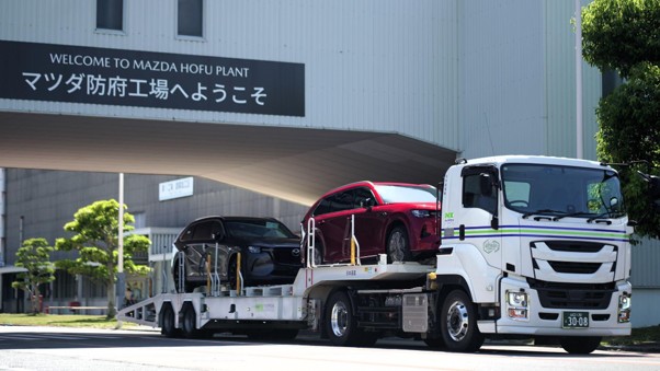 バイオディーゼル車による完成車輸送の様子<br>