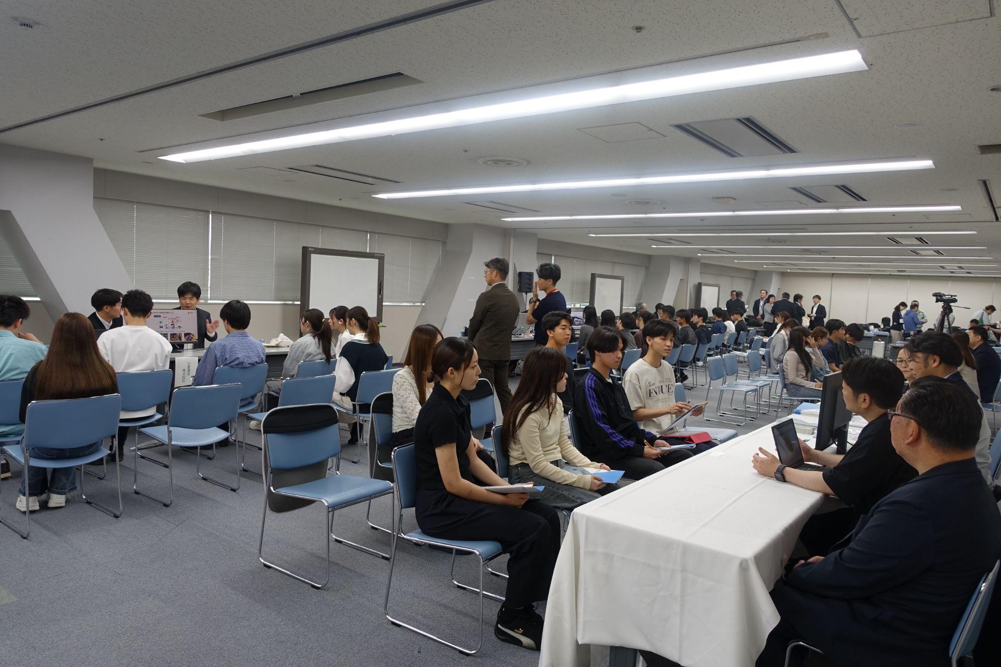 北九州市立大経済学部の3年生のうち、5ゼミ、60人が参加