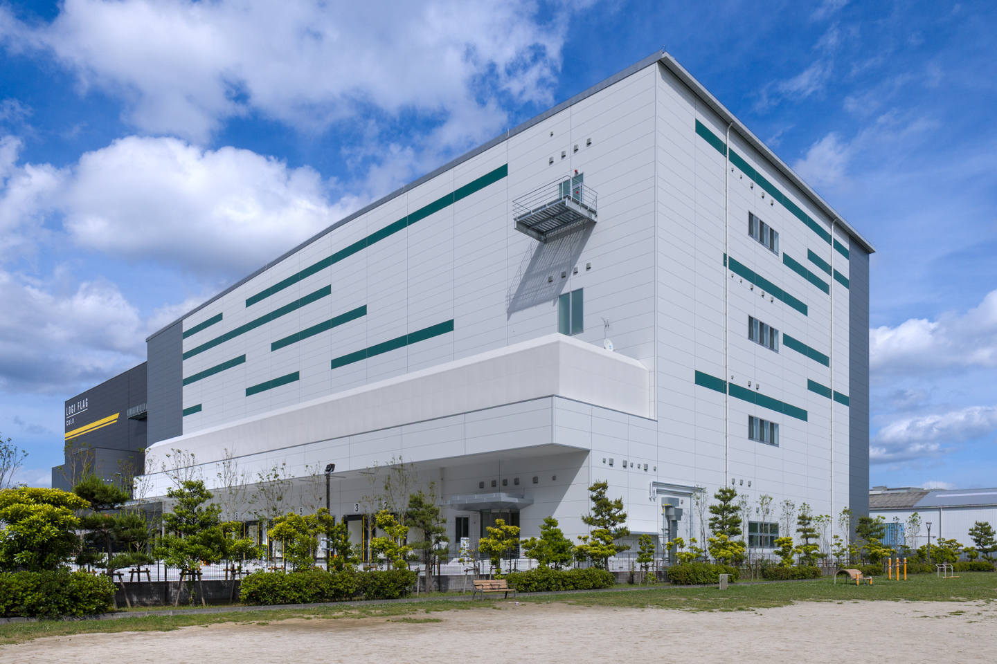 エレベーターは荷物用と垂直搬送機を2基ずつ設置