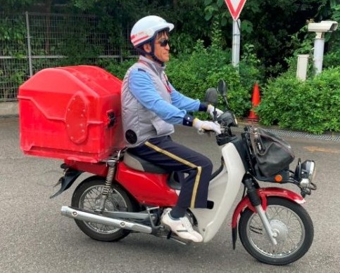 強い日差しから目を保護するため、サングラスを着用