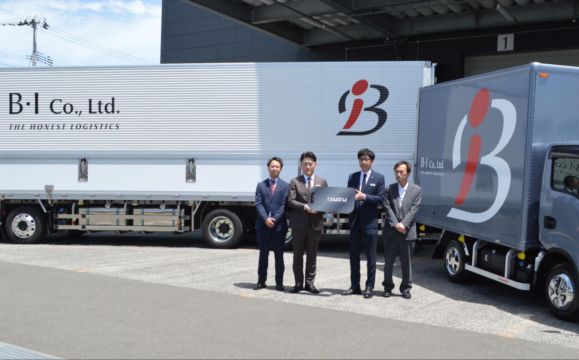 新デザイントラックの前で二階堂社長（左から2人目）といすゞ自動車東北宮城支社の新城支社長（右隣）