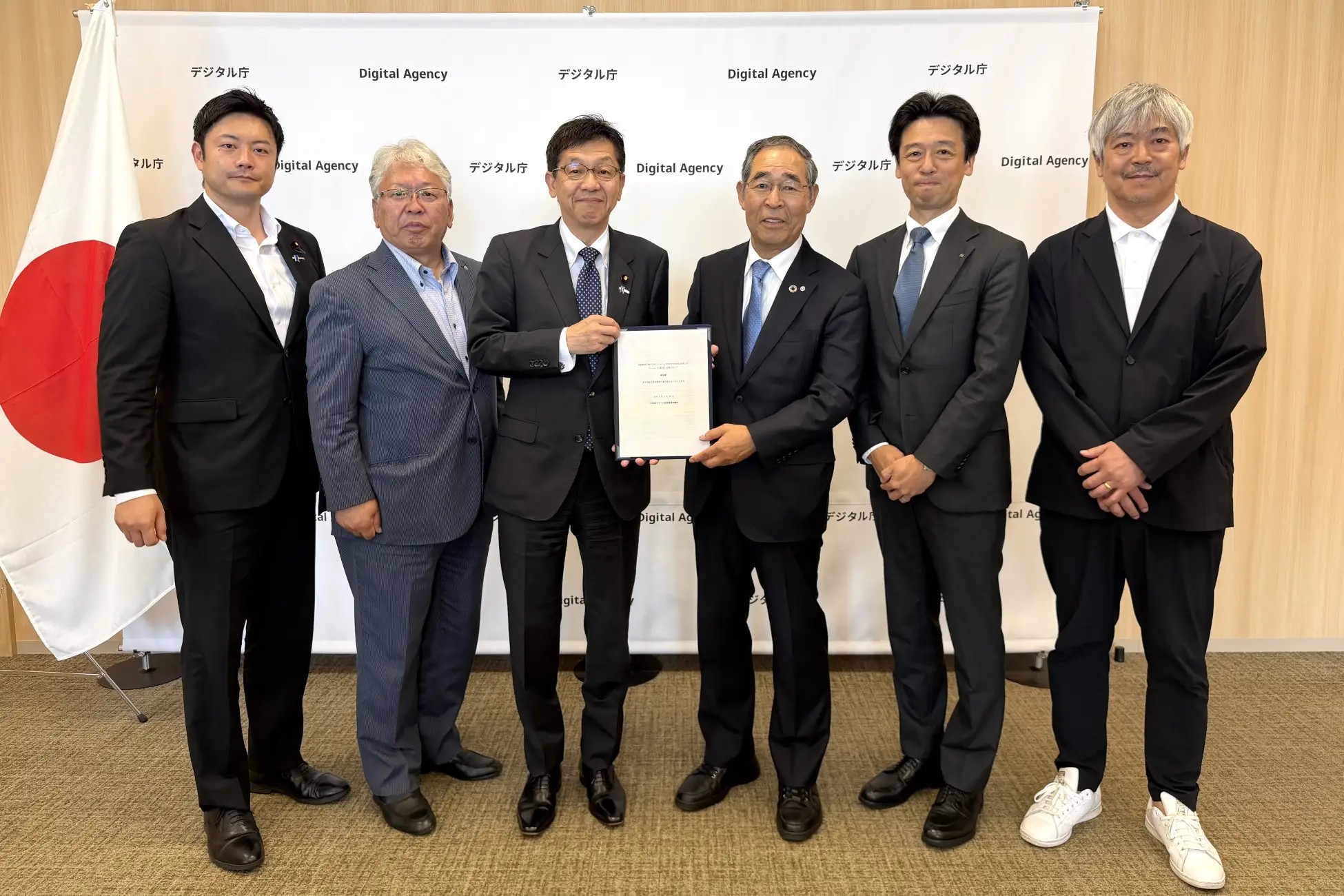 松本デジタル相（左から3人目）に提言書を手渡す竹中会長（右隣）ら