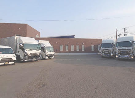 傘下の郵便輸送会社は東北地域では八幡自動車と合わせて3社に（秋田郵便自動車の本社）