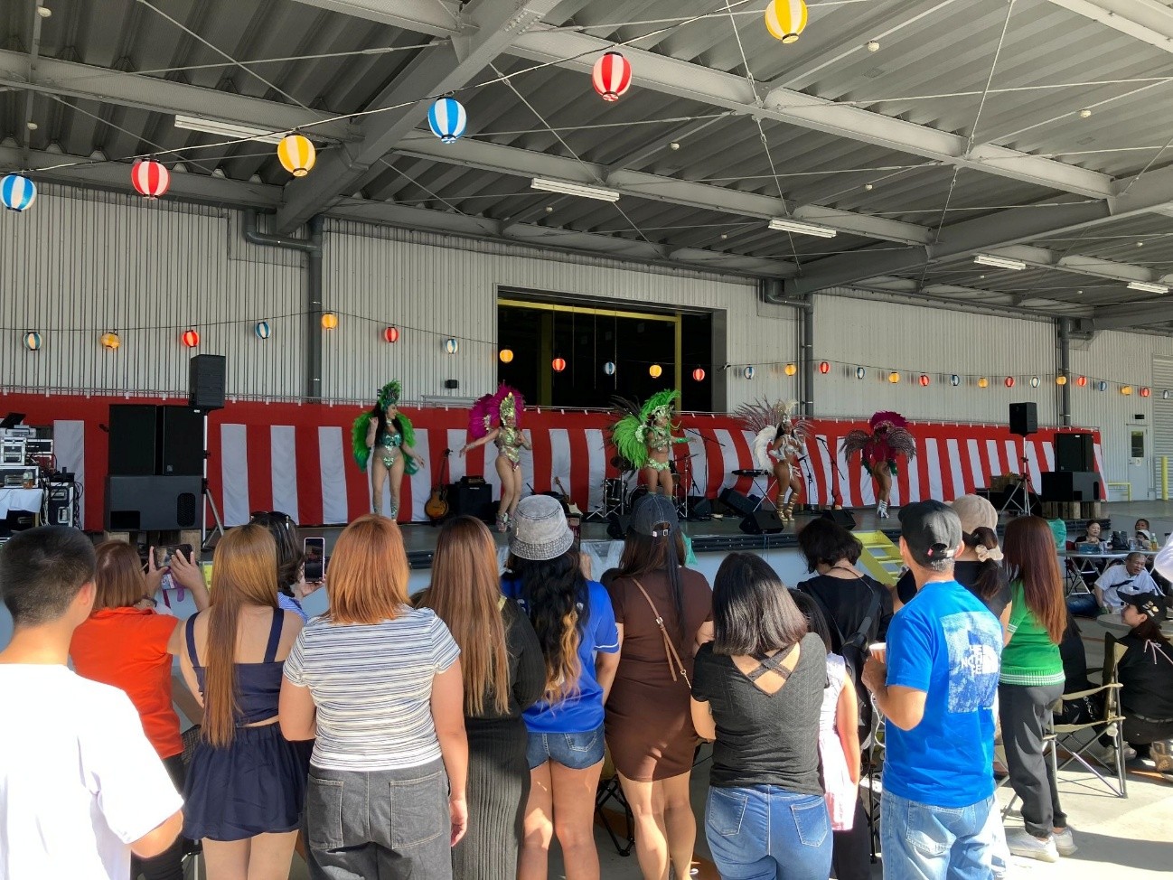 恒例のサンバチームによるダンスで盛り上がる