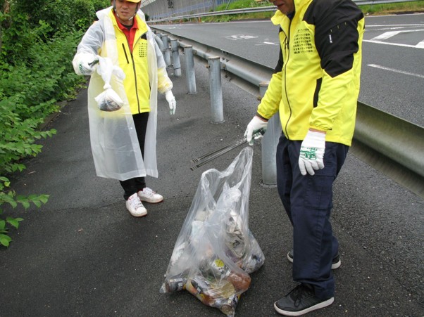 ビニール袋に入れられた大便とみられるゴミも回収（27日、名神高速道路上り線・桂川PA）