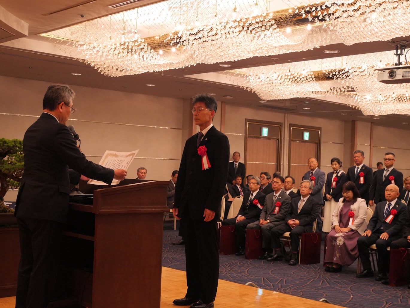 トラック部門の功労受賞者を代表して表彰を受ける岡ト協の栢野副会長㊨