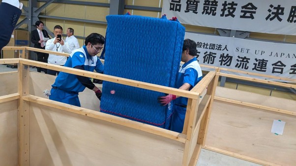 大型家電製品の搬入技術を競う