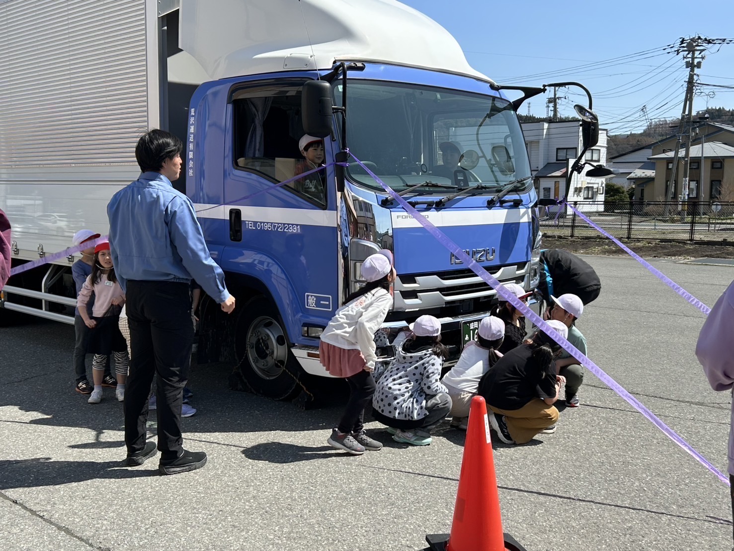 トラックの死角について説明する小船取締役（4月15日）