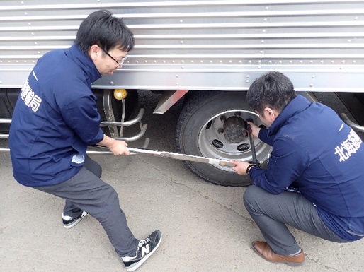 大型車8台のホイールナットを点検（5月26日）