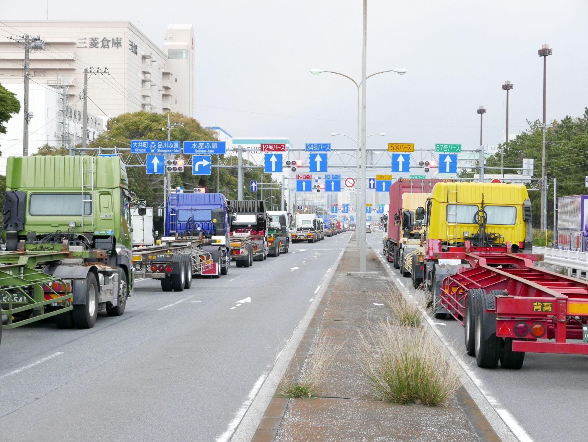 港湾ゲート前でのトラックの長時間待機が深刻化