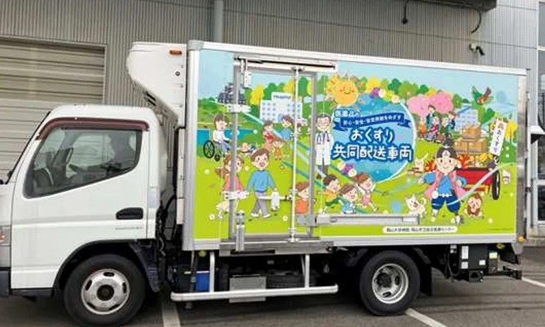 車体に「おくすり共同配送車両」とデザイン