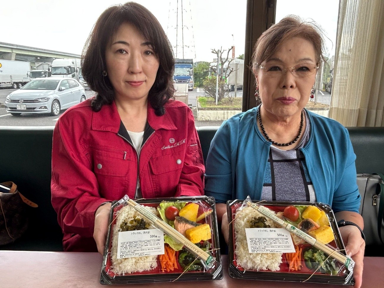 「トラックめし」を紹介する小谷部会長㊨と齋藤副部会長