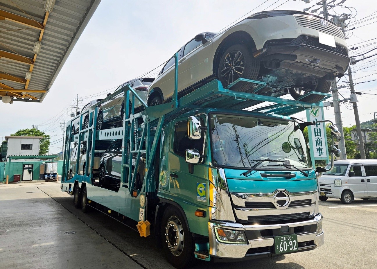 イラン情勢の影響でキャリアカーの納車時期が遅れている（一部画像処理）