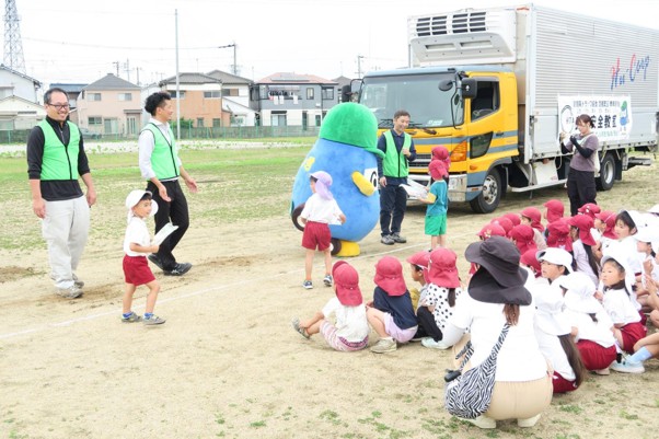 マスコットキャラ「トラッ君」と一緒に交通ルールを学ぶ子どもたち