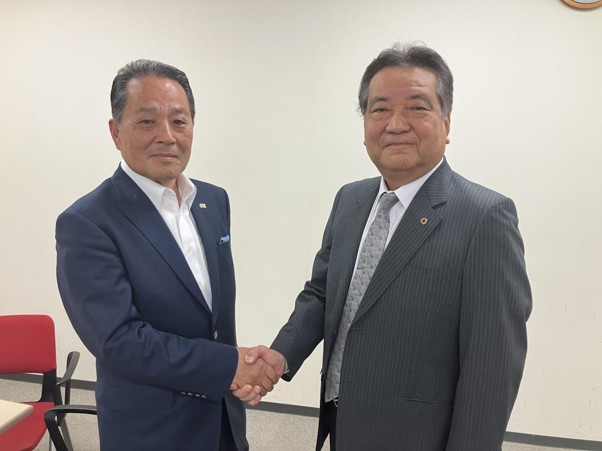 中島支部長㊧から吉村新支部長にバトンタッチ