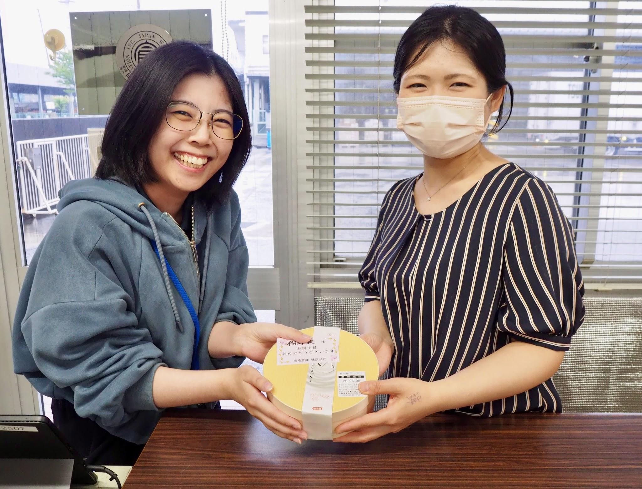 誕生日を迎えた従業員㊧に会社からケーキをプレゼント（8日）