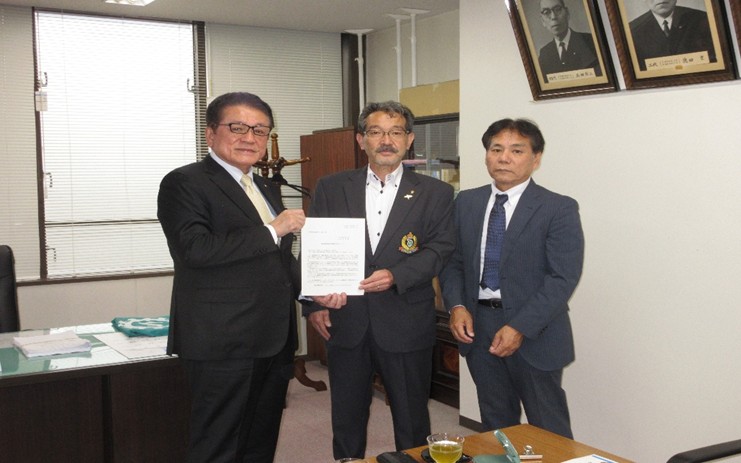 （左から）仲会長、大分商工連の首藤会長、藤木支局長