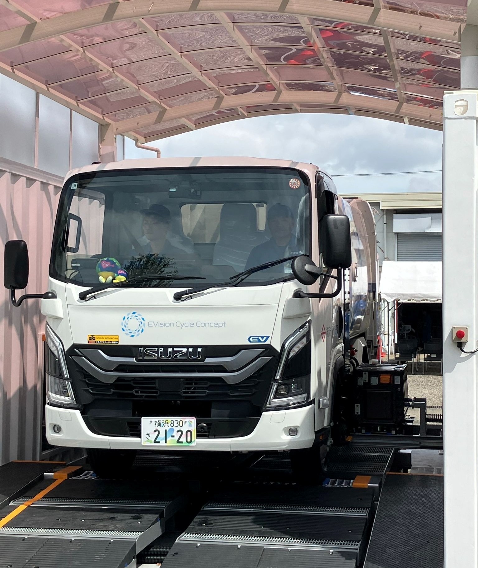 交換ステーションでバッテリーを交換<br>