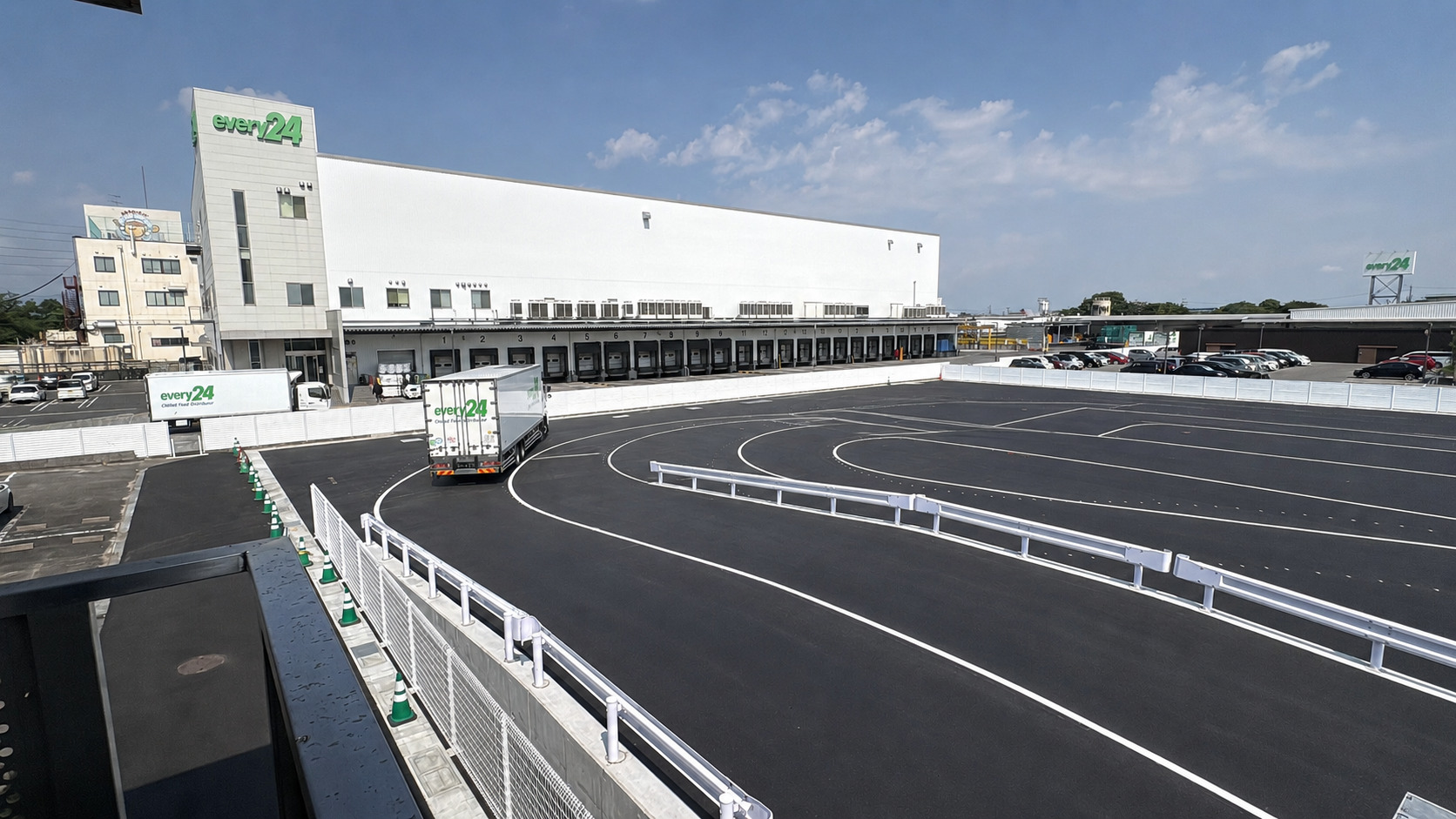 S字やクランク、縦列駐車などを行える教習コースを設置<br>