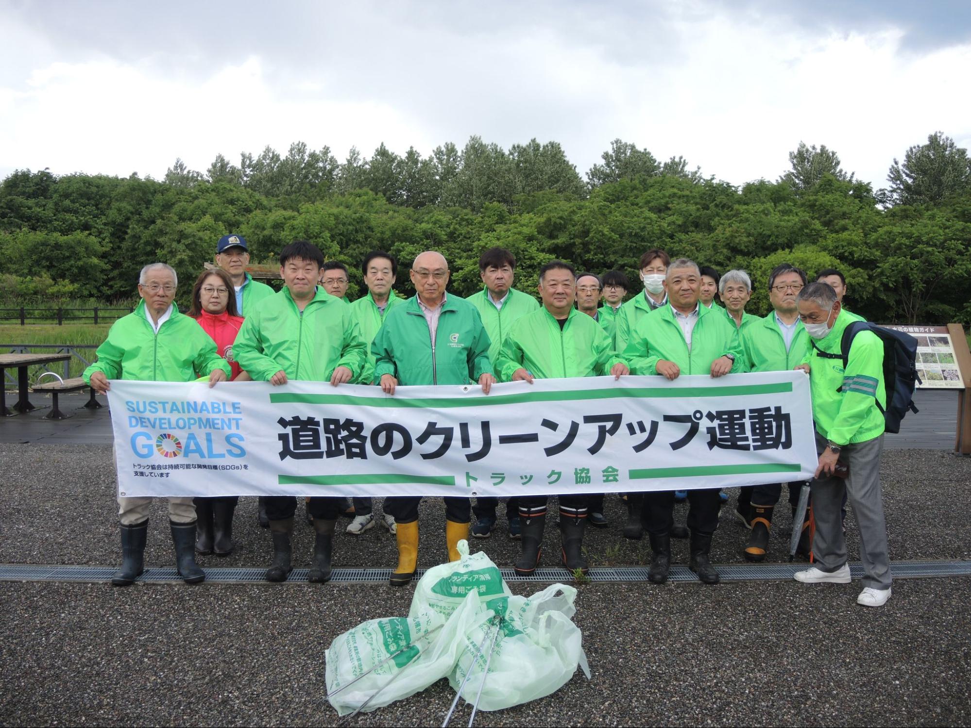 記念撮影に臨む市川委員長（前列左から2人目）ら