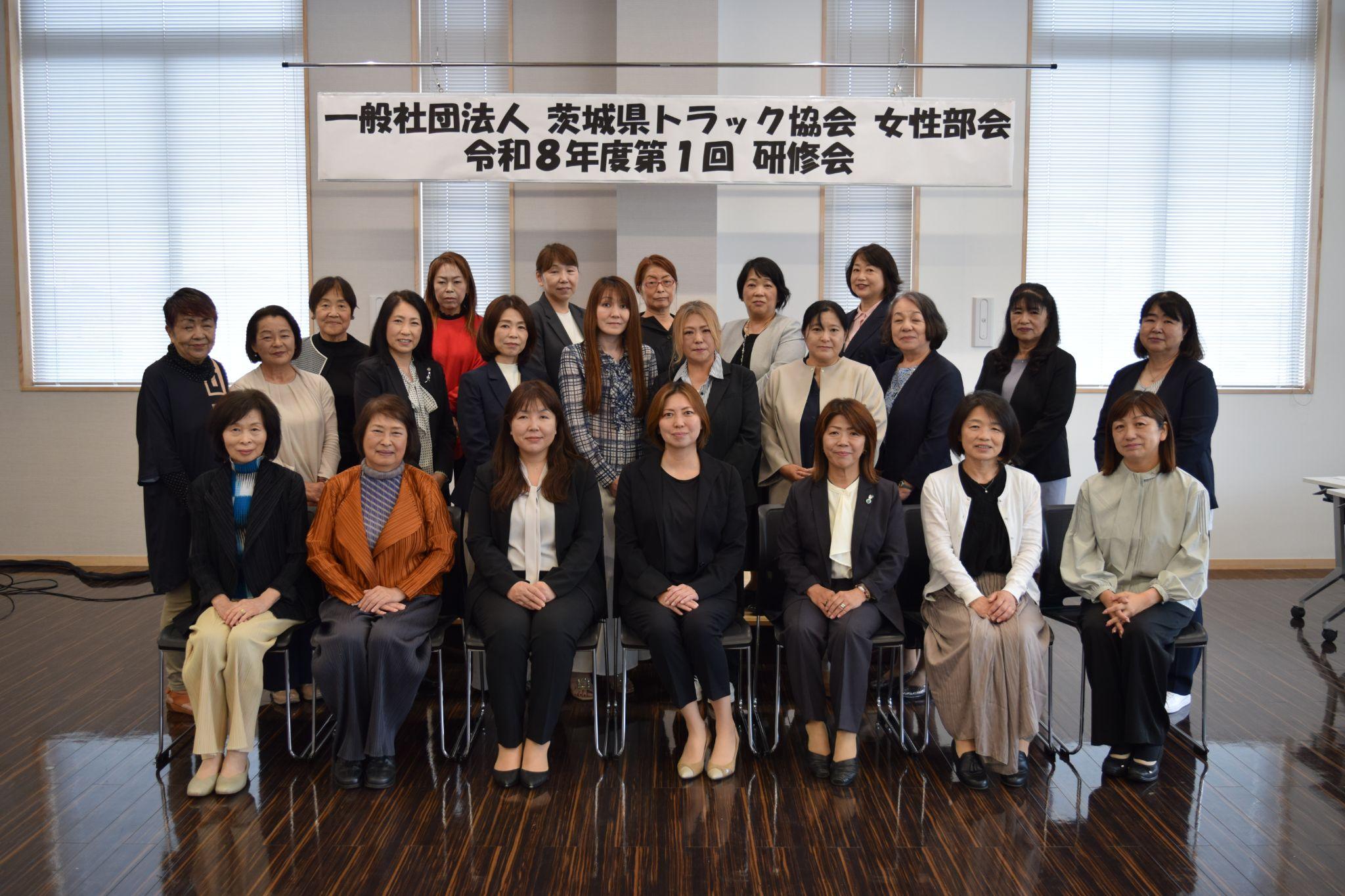 CHIGUSA　JAPANの門馬社長（最前列中央）と飯島部会長（左隣）ら