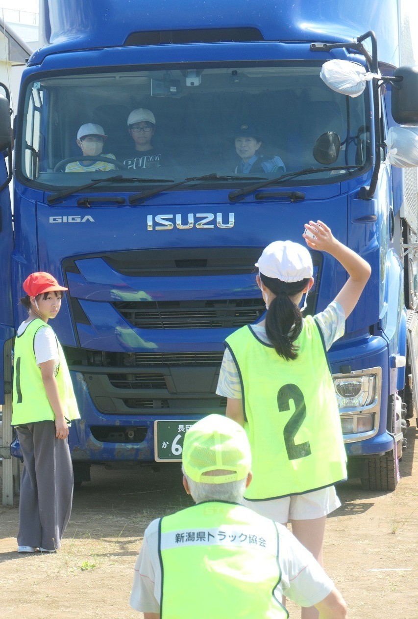 運転席に乗車した児童が他の児童の見え方をチェック