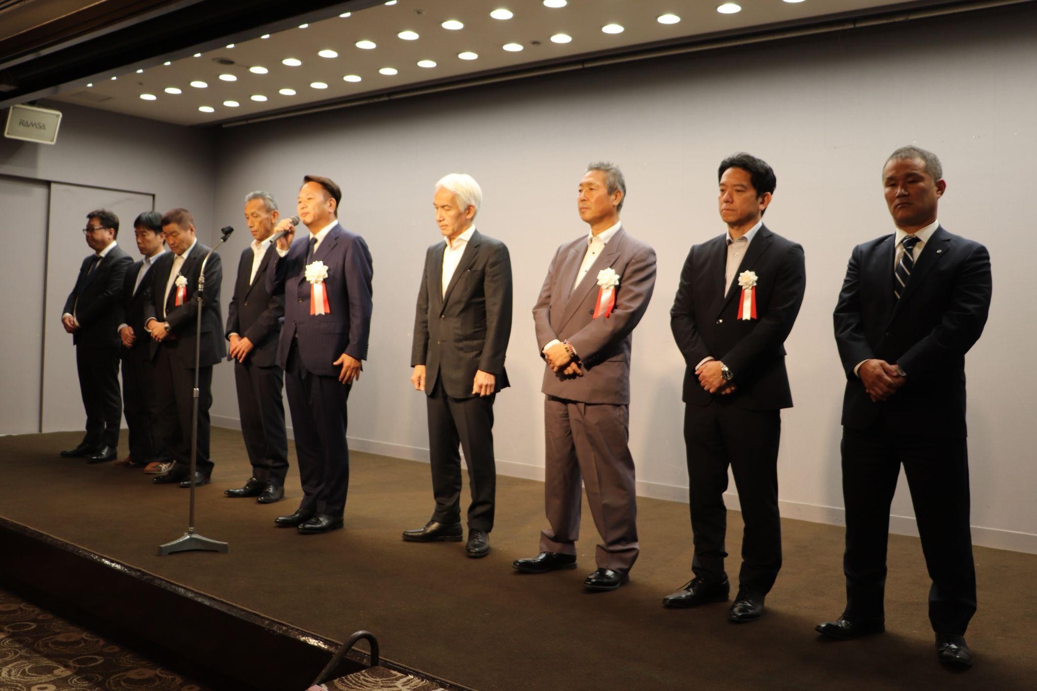 あいさつする森本会長と新執行部