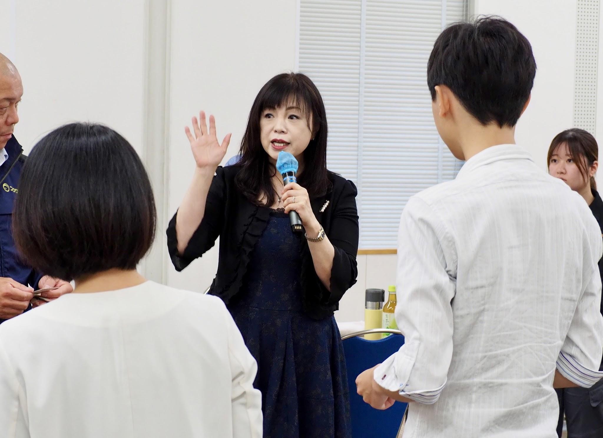 名刺交換のマナーを紹介するエントリーサービスプロモーションの村上氏